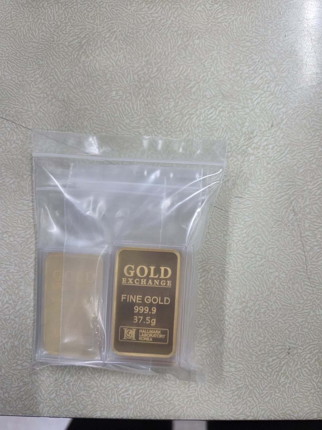 개별 케이스에 담긴 999.9 순금 37.5g 골드바
